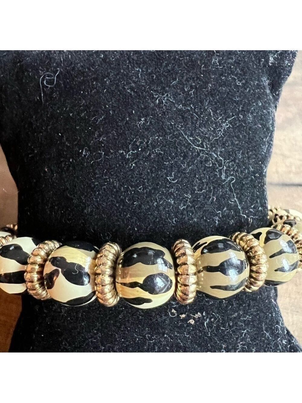 VINTAGE BEADED  TAN AND BROWN ANIMAL PRINT STRETCH BRACELET